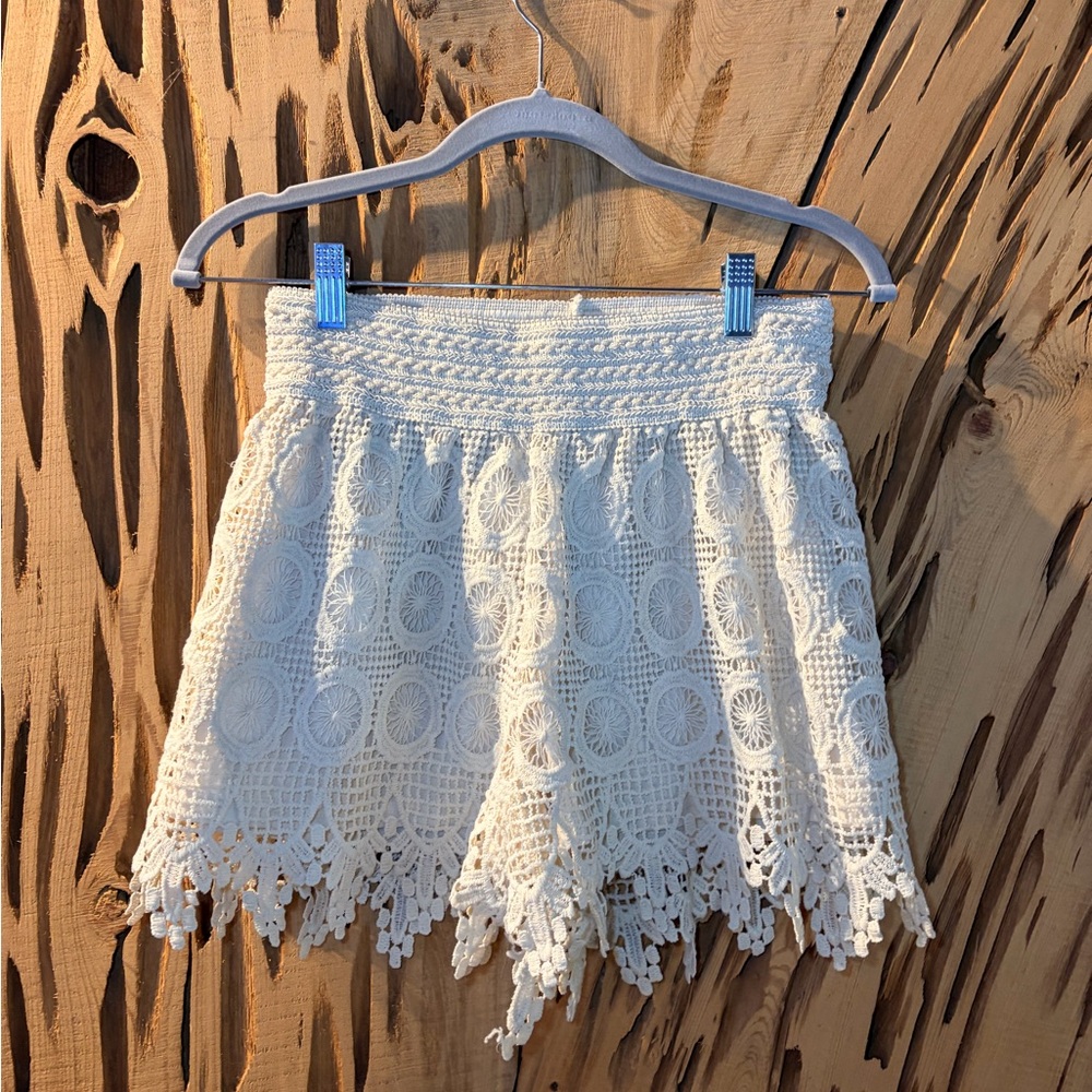 Stella Luce white crochet shorts lined Size L